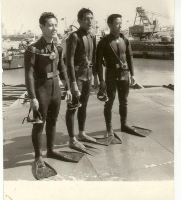 1972年從事水下焊接技術研究(左二).png 1972年從事水下焊接技術研究(左二).png